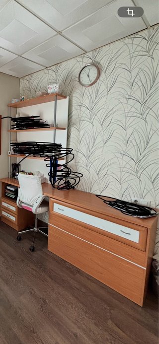 Estantería y mesa de estudio