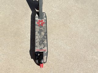 Patinete Tijuana Gris con Ruedas Rojas
