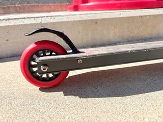 Patinete Tijuana Gris con Ruedas Rojas