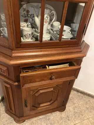 Vitrina de madera y cristal( VENDO SIN VAJILLA)