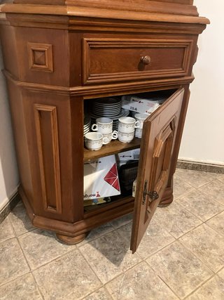 Vitrina de madera y cristal( VENDO SIN VAJILLA)
