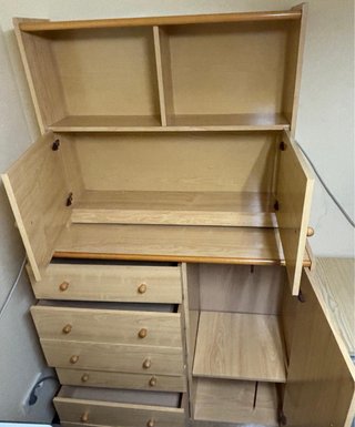 Mueble de oficina con cajones y puertas