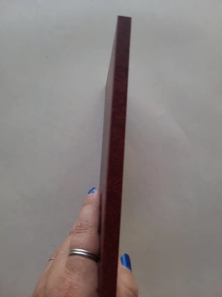Agenda de piel burdeos con esquinas doradas