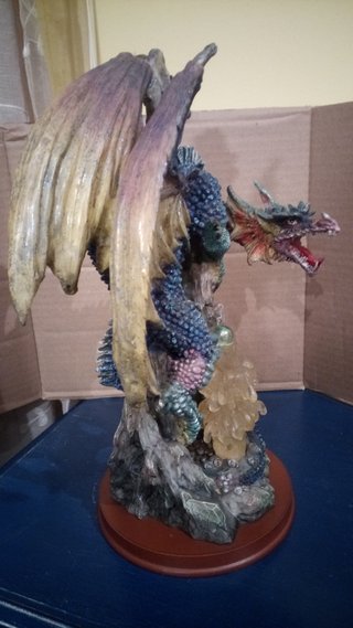 Figura de dragón detallada