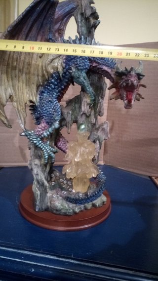 Figura de dragón detallada