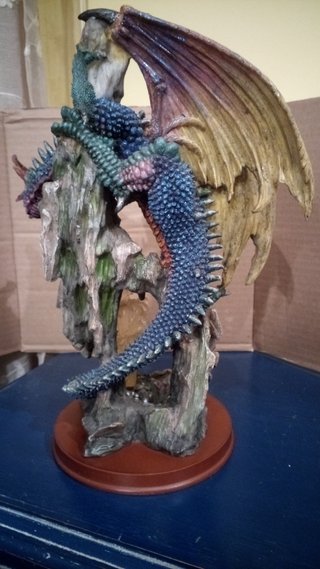 Figura de dragón detallada