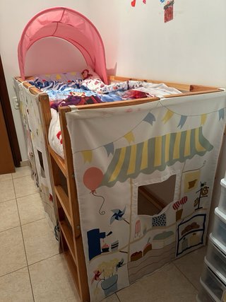 Cama alta infantil.