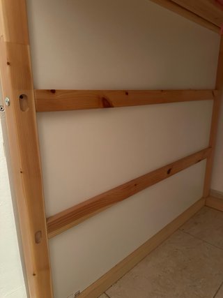 Cama alta infantil.