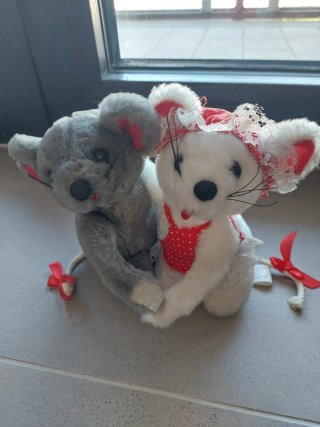 Topolini peluche abbracciati velcro