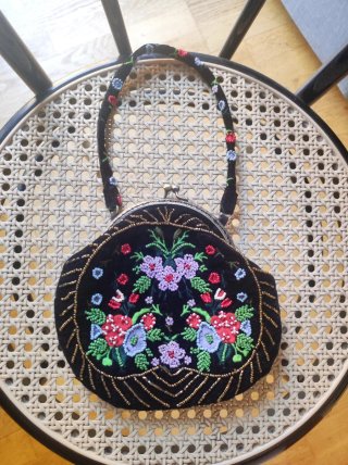 Bolso bombonera negro bordado flores