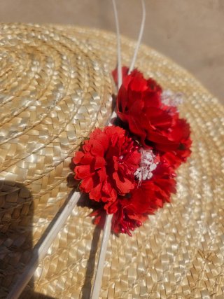 Pamela de paja con flores rojas