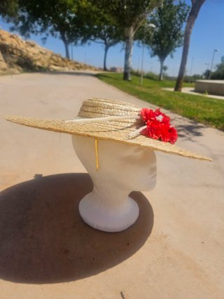 Pamela de paja con flores rojas