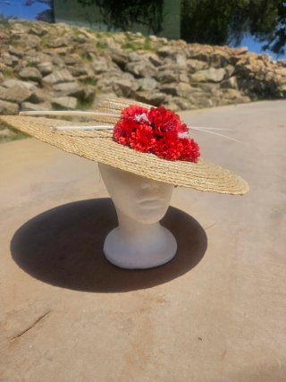 Pamela de paja con flores rojas