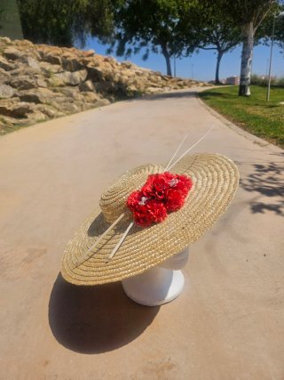 Pamela de paja con flores rojas