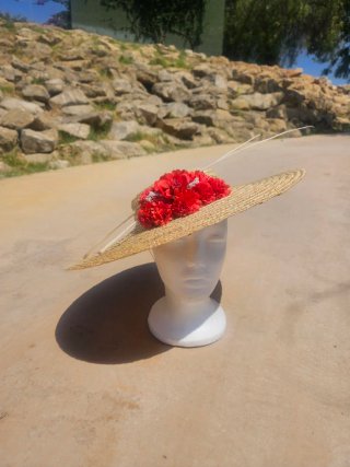 Pamela de paja con flores rojas