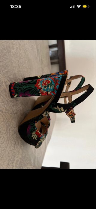 Zapatos de tacón negros con estampado floral