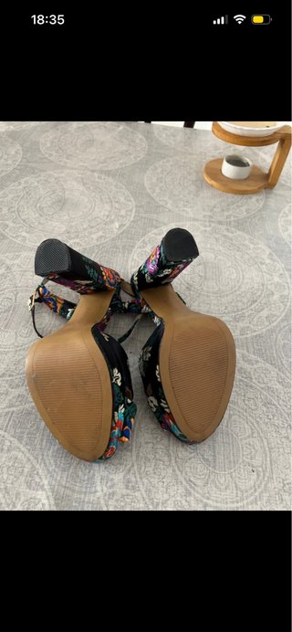 Zapatos de tacón negros con estampado floral