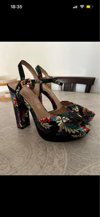 Zapatos de tacón negros con estampado floral