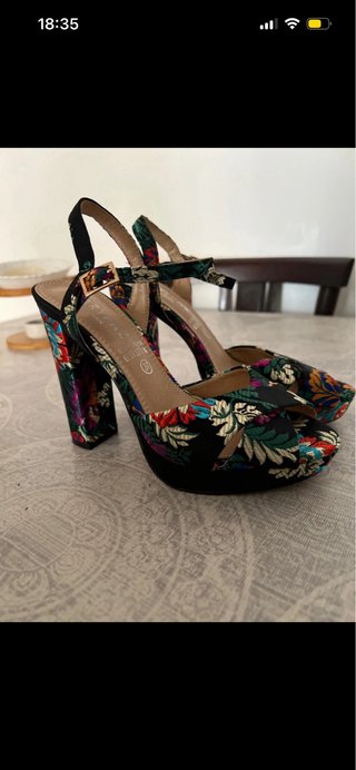 Zapatos de tacón negros con estampado floral