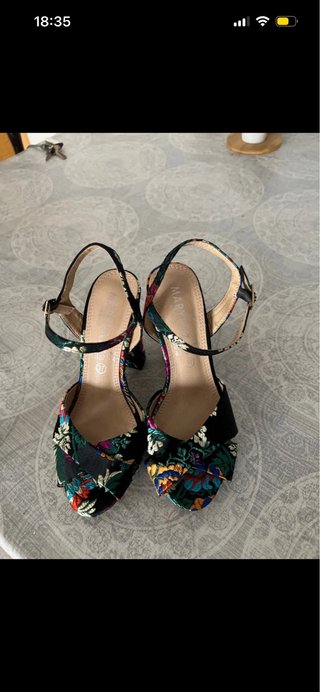 Zapatos de tacón negros con estampado floral