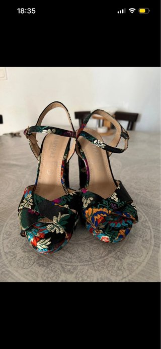 Zapatos de tacón negros con estampado floral