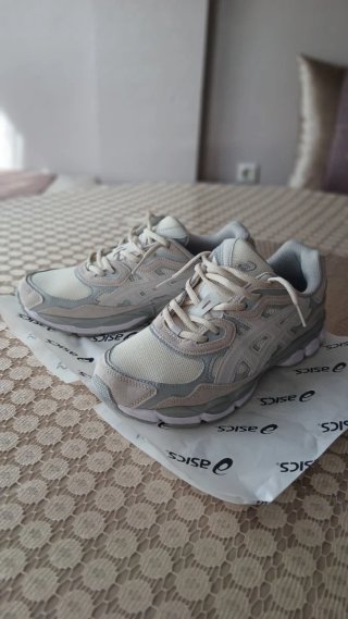Zapatillas Asics gel nyc beige y gris