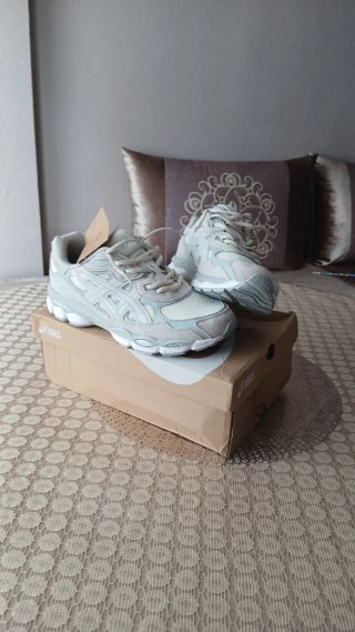 Zapatillas Asics gel nyc beige y gris