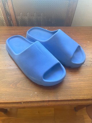 Yeezy Slide azules muy poco usadas