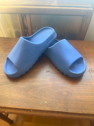 Yeezy Slide azules muy poco usadas