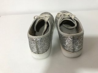 Zapatillas De La Rosa plateadas con brillos