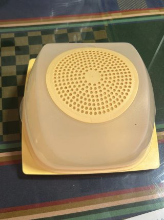 Quesera Tupperware Transparente y Amarilla