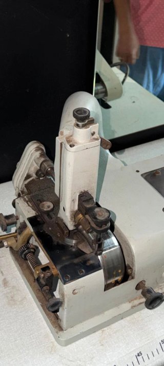 Máquina rebajadora de cuero