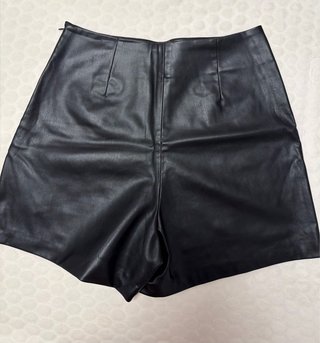 Pantalón corto efecto piel