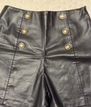 Pantalón corto efecto piel