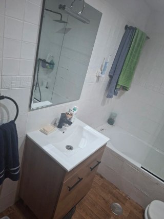 Mueble de baño con espejo y luz