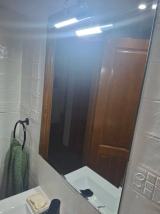 Mueble de baño con espejo y luz