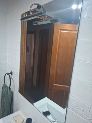 Mueble de baño con espejo y luz