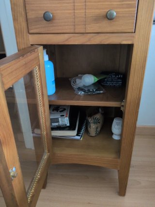 Mesita de noche de madera con cristal