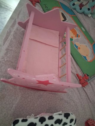 Cuna mecedora rosa para muñecas