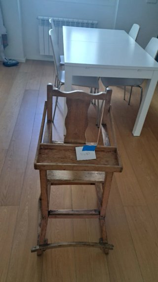 Trona de madera antigua (más de 100 años)