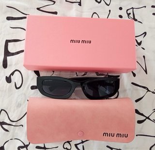 Gafas de sol Miu Miu negras y doradas