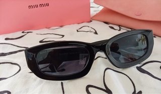 Gafas de sol Miu Miu negras y doradas