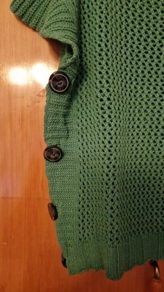 Top calado verde con botones