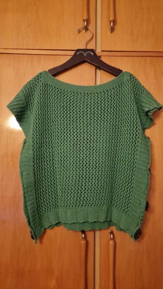 Top calado verde con botones