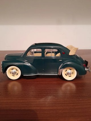 Renault 4CV 1/17