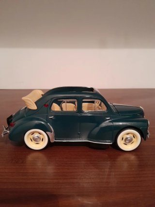 Renault 4CV 1/17