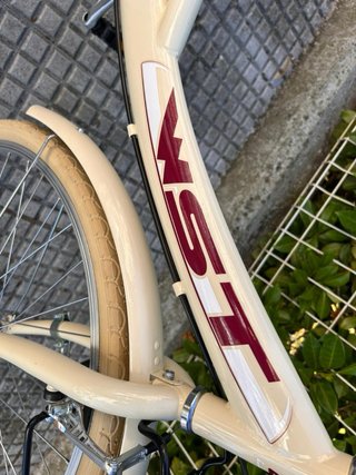 Bicicleta urbana WST color crema