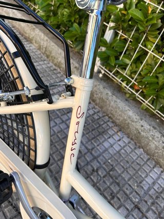 Bicicleta urbana WST color crema