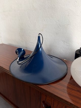 Lámpara azul y blanca de cristal