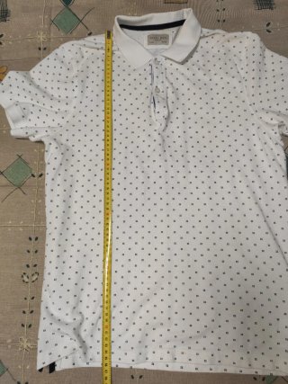 Polo blanco con puntitos en azul marino talla M